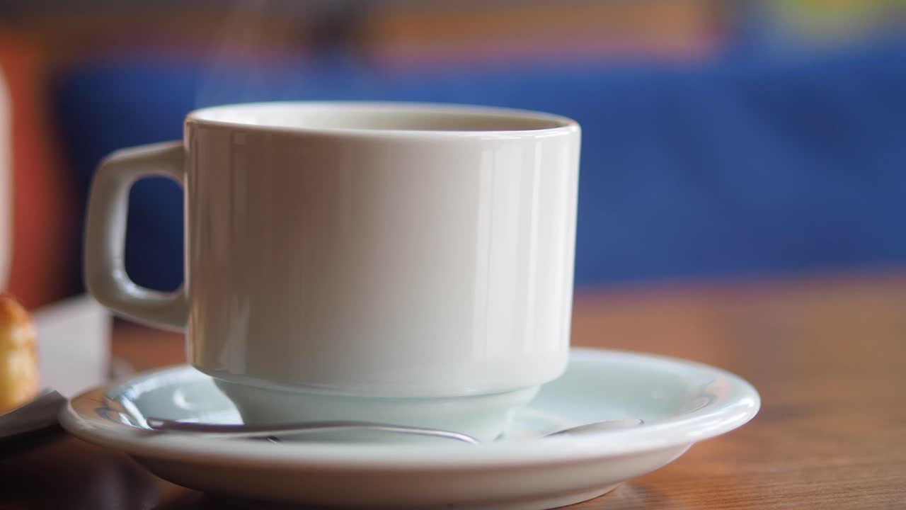 Caffè caldo fumante in una tazza di ceramica bianca