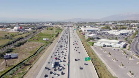 atasco de tráfico en la autopista del condado de utah en orem, utah - antena