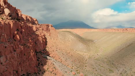 Toma-Cinematográfica-Aérea,-Cerca-De-Las-Paredes-De-Un-Cañón-Cerca-De-San-Pedro-De-Atacama-En-El-Desierto-De-Atacama,-Norte-De-Chile,-Sudamérica