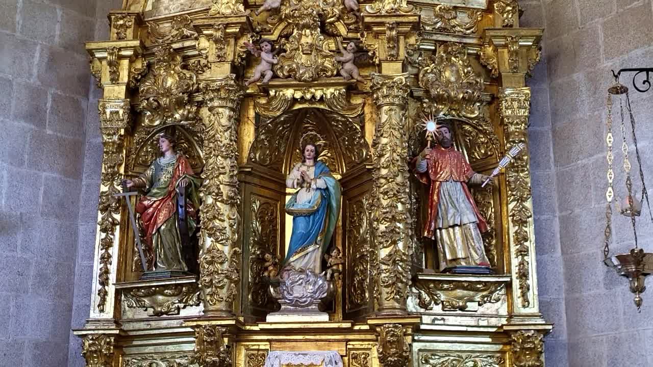 Kaple svatostánku. Katedrála v Cáceres. Barokní oltář z 18. století. Polychromovaný zdobný barokní oltář. Španělské náboženské umění