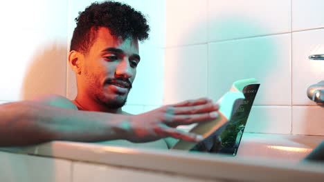 lectura hispana obsesiva en el baño con amor