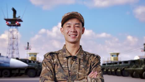 위장 유니폼을 입은 미소 짓는 군인