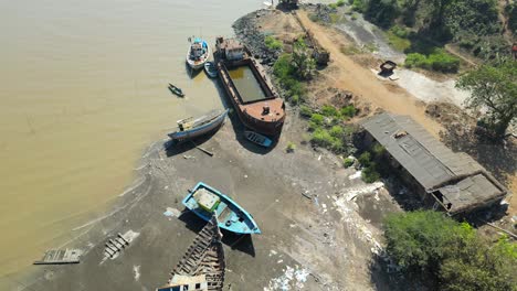 Viejos-Barcos-Yacen-Al-Lado-Del-Río-180d-Vista-Amplia