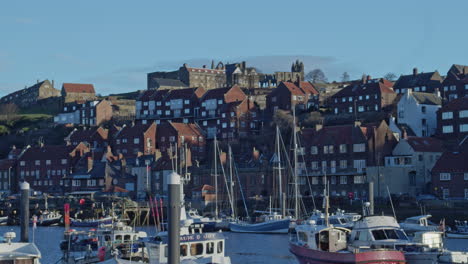 Whitby,-North-York-Moors,-Statische-Aufnahme,-Sonnenschein-Am-Frühen-Morgen,-North-Yorkshire-Heritage-Coast,-Yachten-Und-Abtei-Bmpcc-4k-Prores-422-Clip-2.-Januar-2022