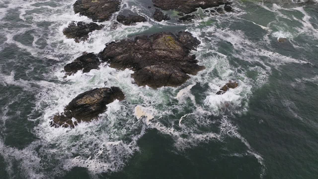 Le onde dell'oceano si infrangono sugli scogli a Tofino, BC, meta di surf sull'isola di Vancouver in Canada.
