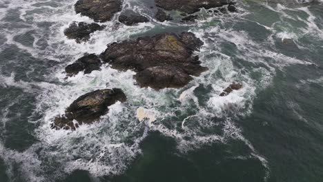 Las-Olas-Del-Océano-Chocan-Contra-Las-Rocas-En-Tofino-Bc,-El-Destino-De-La-Ciudad-De-Surf-De-La-Isla-De-Vancouver-En-Canadá