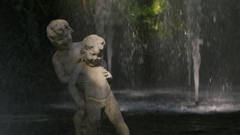 Fountain-in-city-central-park-in-Funchal,-Madeira-island