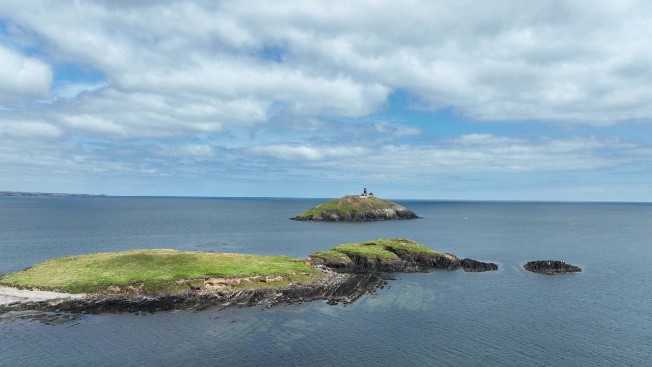 Drone in volo sopra il faro di Ballycotton Island, Contea di Cork, Irlanda. A differenza dei fari marittimi standard, questa imponente struttura è dipinta interamente di nero.