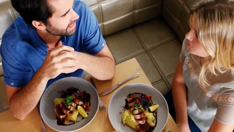 Pareja-Joven-Interactuando-Entre-Sí-Mientras-Comen