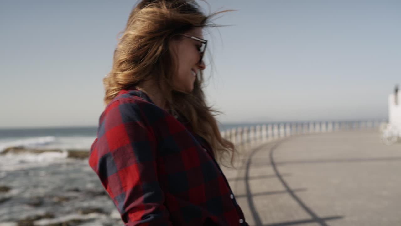 una giovane donna attraente che passa il tempo