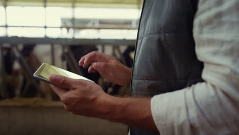 Landwirthände-Berühren-Den-Tablet-Bildschirm-In-Nahaufnahme.-Drahtlose-Technologie-Bei-Nutztieren.