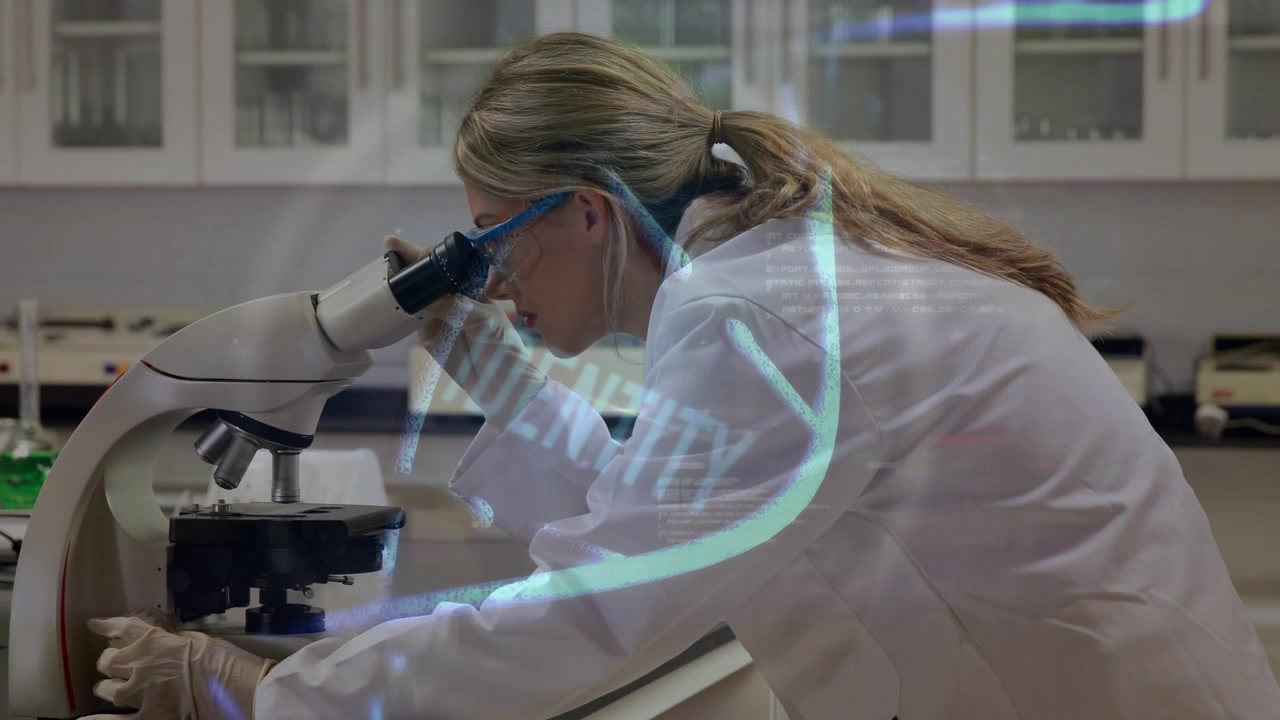 Cientista examinando amostras sob o microscópio em laboratório