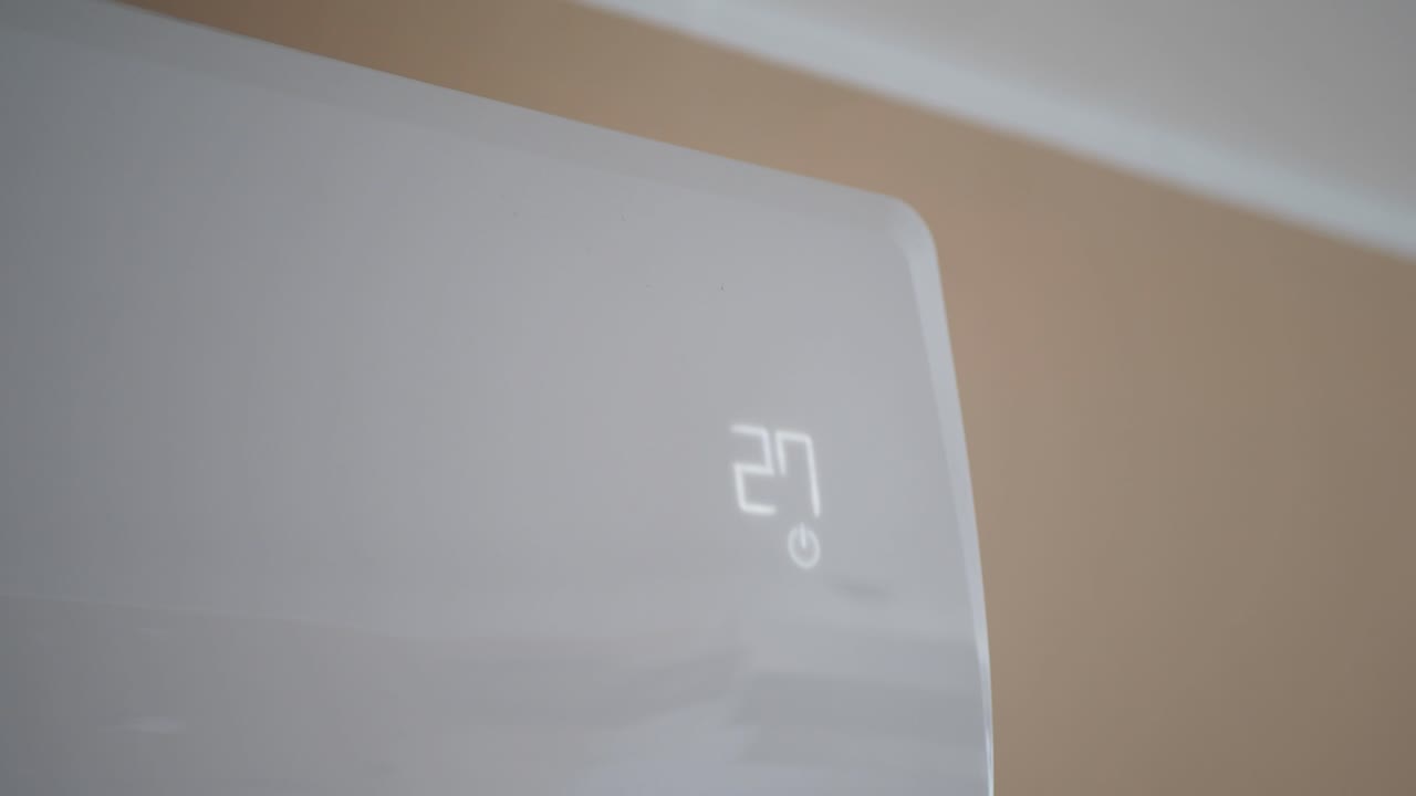 visualización digital en un calentador montado en la pared