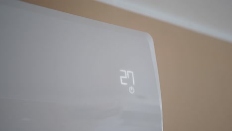 visualización digital en un calentador montado en la pared