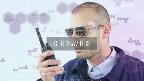 Digitales-Zusammengesetztes-Video-Aus-Coronavirus-Text-Und-Mathematischen-Gleichungen,-Die-Sich-Gegen-Einen-Sicherheitsmann-Bewegen