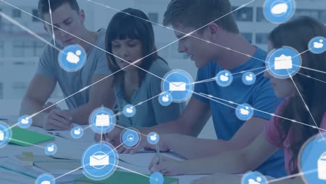 animación de una red de iconos digitales sobre un grupo de estudiantes diversos que estudian juntos en la universidad