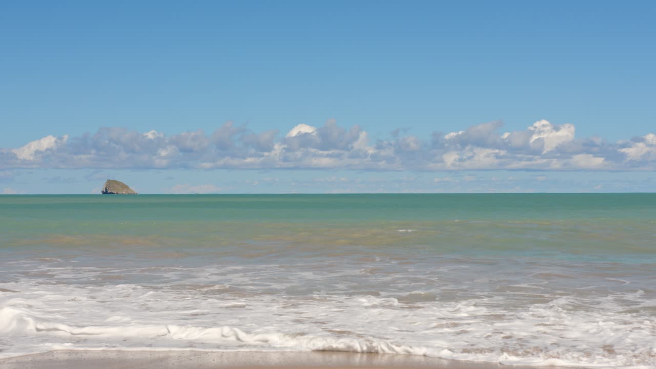 은 날 해변에서 바다의 파도에 대한 편안한 풍경