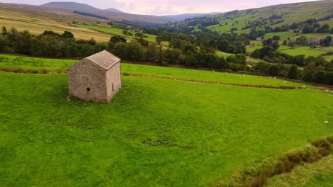 Langsam-Vorwärts-Verfolgende-Luftaufnahme-Einer-Isolierten-Scheune-Im-Tal-Der-Yorkshire-Dales