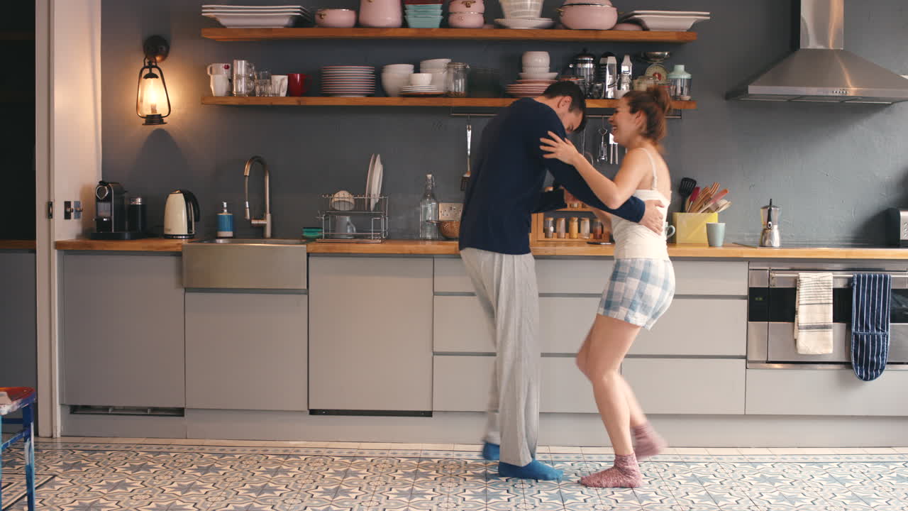 움직임을 보여 ⁇ 요