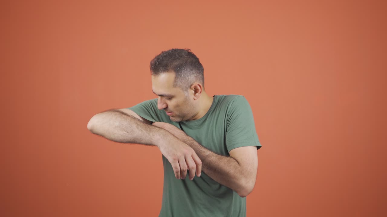 hombre de negocios oliendo sudor expresando negatividad a la cámara.