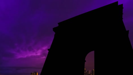 el atardecer parisiense en el arco del triunfo