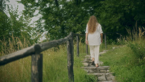 Frau-Geht-Auf-Dem-Bergweg