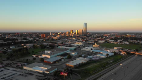 horizonte del centro de la ciudad de oklahoma en toma aérea de establecimiento de 4k