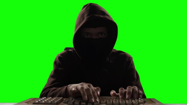Hacker uomo che ruba informazioni da un computer