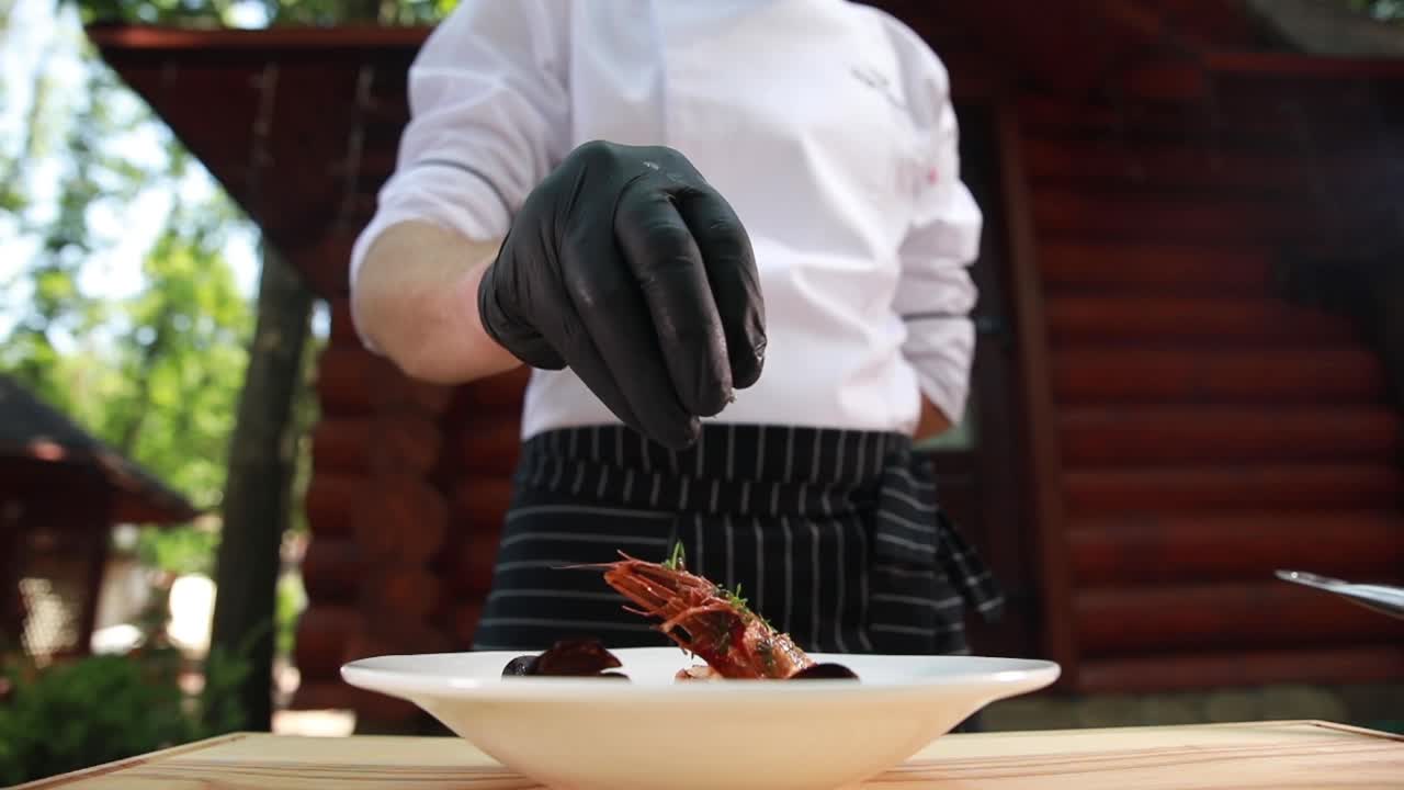 chef preparando un delicioso plato de camarón al aire libre