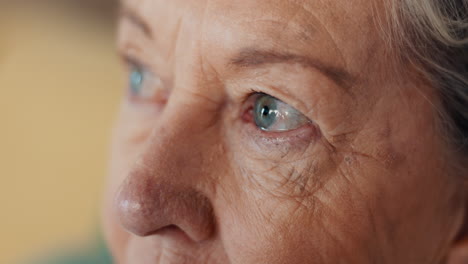 ojos, el pensamiento y la mujer mayor en el asilo de ancianos