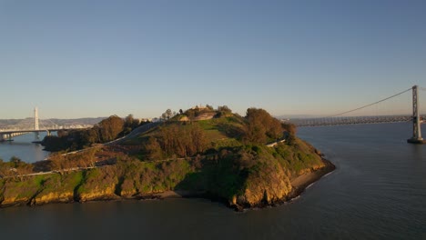 Drohne-Dolly-Aus-Treasure-Island-Und-Bay-Bridge-In-Der-Bucht-Von-San-Francisco-Bei-Sonnenuntergang