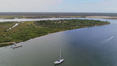 toma de pedestal de paisaje acuático de un velero blanco en el río matanzas, florida