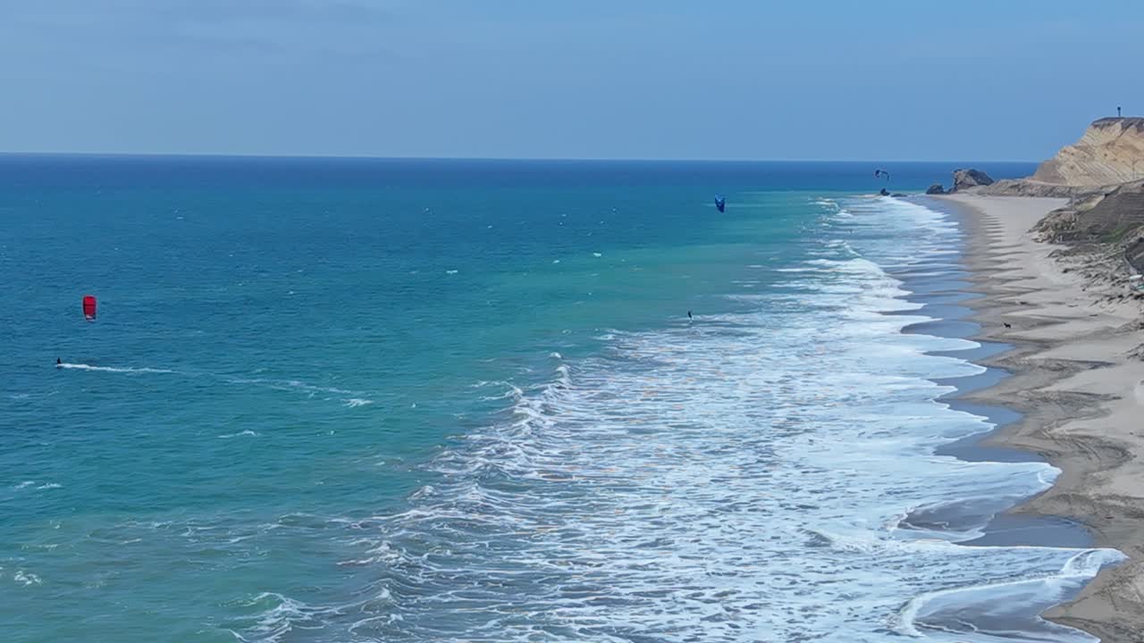 Kitesurf lungo la spiaggia di Santa Marianita, una costa serena in Ecuador