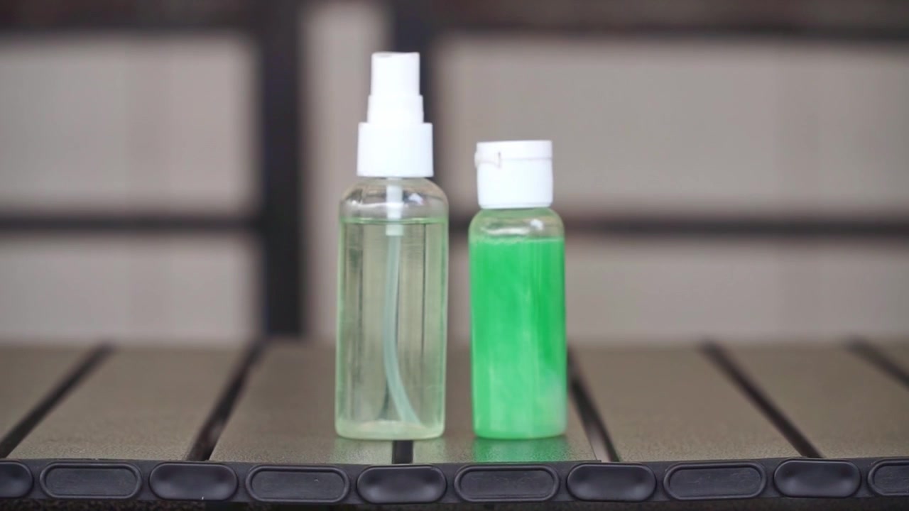 Persona colocando desinfectante y jabón de mesa. Concepto de higiene personal y protección de la salud, perfecto para material de limpieza.