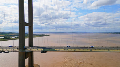 Un-Dron-Aéreo-Revela-El-Puente-Humber,-El-Duodécimo-Tramo-De-Suspensión-Más-Grande,-Que-Cruza-El-Río-Humber-Y-Conecta-Lincolnshire-Con-Humberside-Con-Tráfico-Constante.