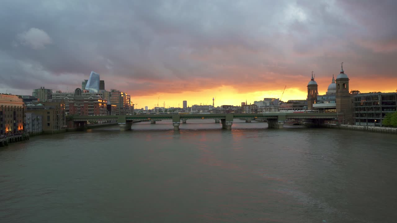 vea el río támesis desde el puente de londres mostrando la estación de tren de blackfriars y el puente de blackfriars durante una puesta de sol cambiante