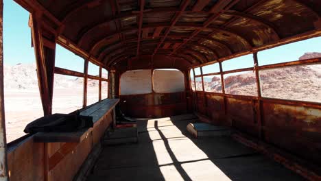 yendo dentro de un autobús abandonado en el desierto de atacama, sudamérica, chile