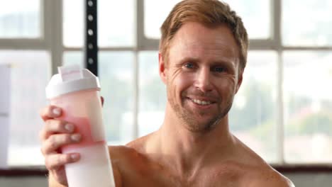 hombre en forma haciendo su batido de proteínas