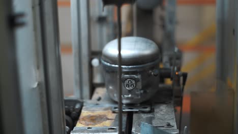 dispositivo eléctrico que se mueve en la línea de producción en la planta de fabricación