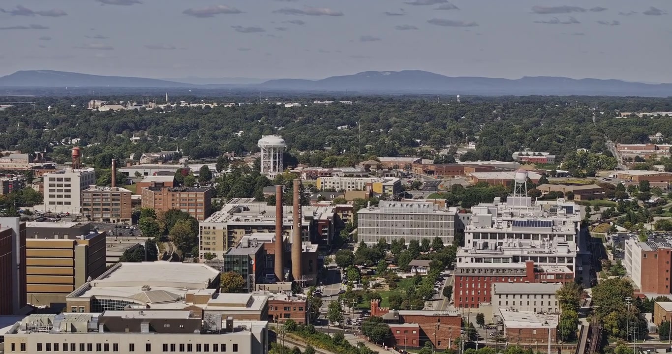 Winston-Salem North Carolina Luftaufnahme v17 Teleobjektiv tiefer Überflug um die Wege der Innenstadt und den Bailey Park mit der Skyline im Hintergrund – Aufgenommen mit Mavic 3 Pro Cine – 1. Oktober 2023