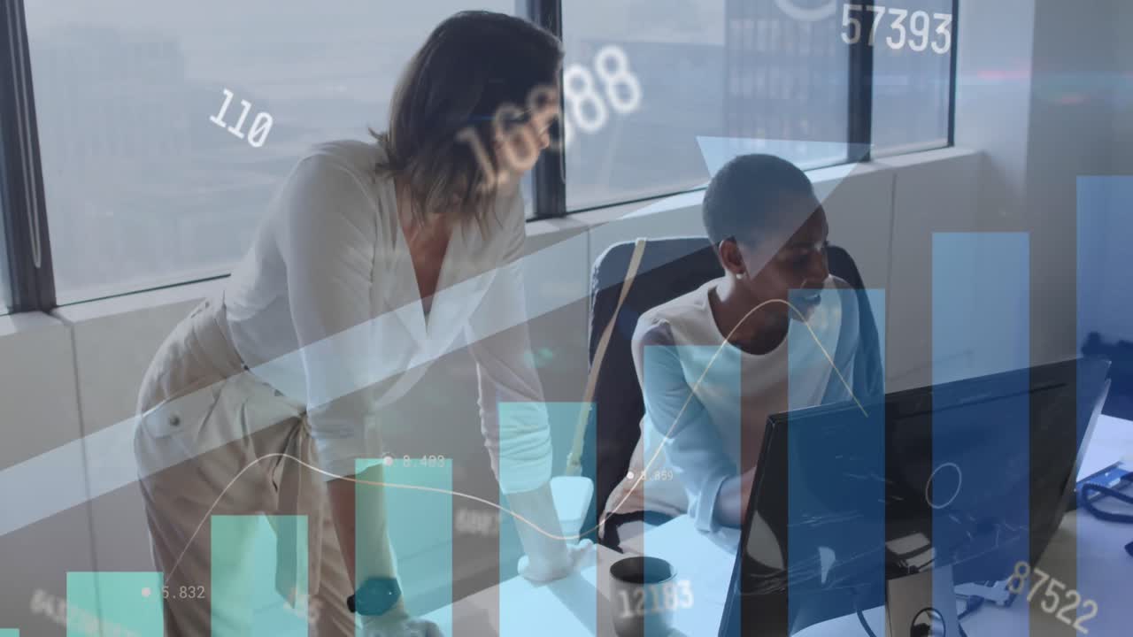 animação de números mutáveis e gráficos de barras sobre duas mulheres diferentes discutindo no escritório