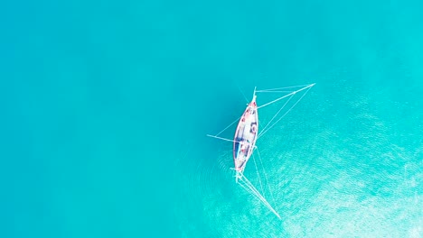 Barco-De-Pesca-Con-Redes-Colgantes-Sobre-Aguas-Tranquilas-Y-Claras-De-La-Laguna-Turquesa-Que-Refleja-Los-Rayos-Del-Sol-En-La-Hermosa-Bahía-De-Fiji