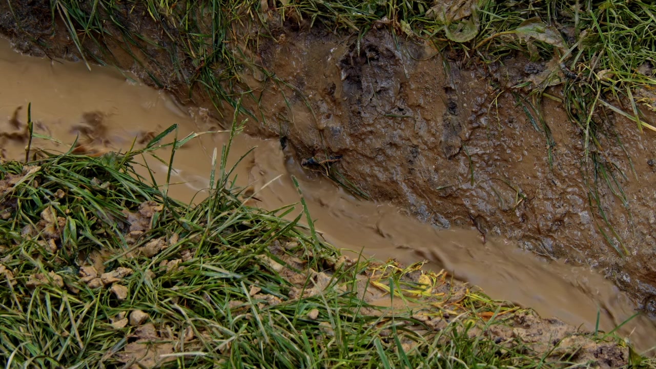 Trivellazione per l'acqua nel terreno vicino a un cantiere di pozzo fangoso