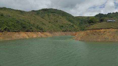 agua turquesa del lago aéreo. bajo nivel de agua