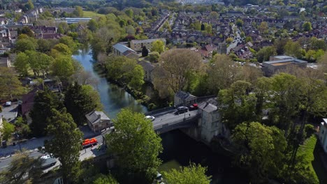 Antenne-über-Eine-Stark-Befahrene-Brücke,-Die-Ein-Stadtzentrum-Und-Die-Benachbarten-Wohnsiedlungen-Verbindet