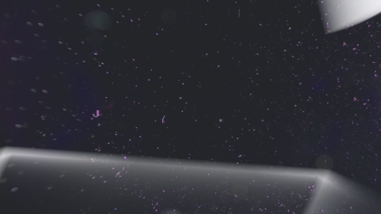 검은 바탕의 노란색 네온 삼각형 위에 왜곡된  ⁇ 색 텍스트로 메가 세일의 애니메이션