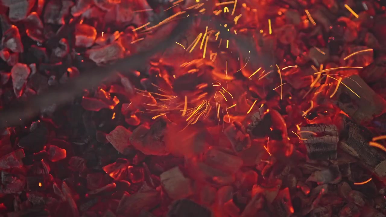 Brasas Quentes Vermelho Vivo e Faíscas Voando