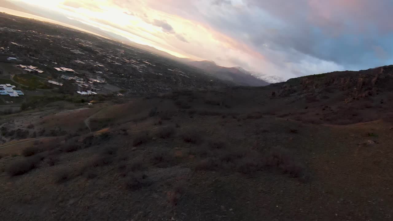 Vista drammatica e cinematografica del tramonto da una cresta montuosa su Provo, Utah