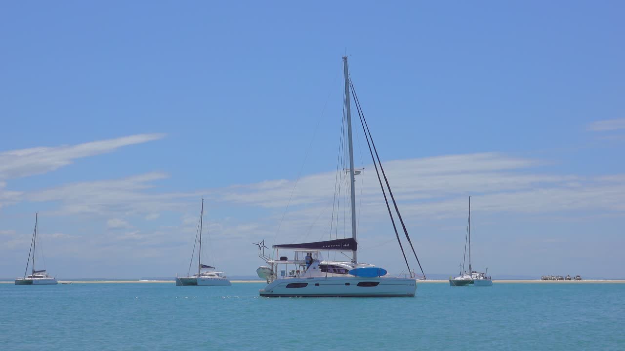 motores de un catamarán de vela fuera de la bahía protegida sobre el banco de arena durante la marea baja.