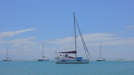 Bei-Ebbe-Fährt-Ein-Segelkatamaran-Aus-Der-Geschützten-Bucht-über-Die-Sandbank